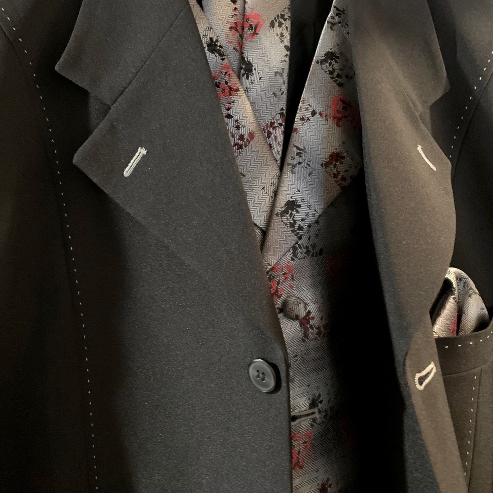 Men’s  3 piece suit w/matching tie & hankie 35W